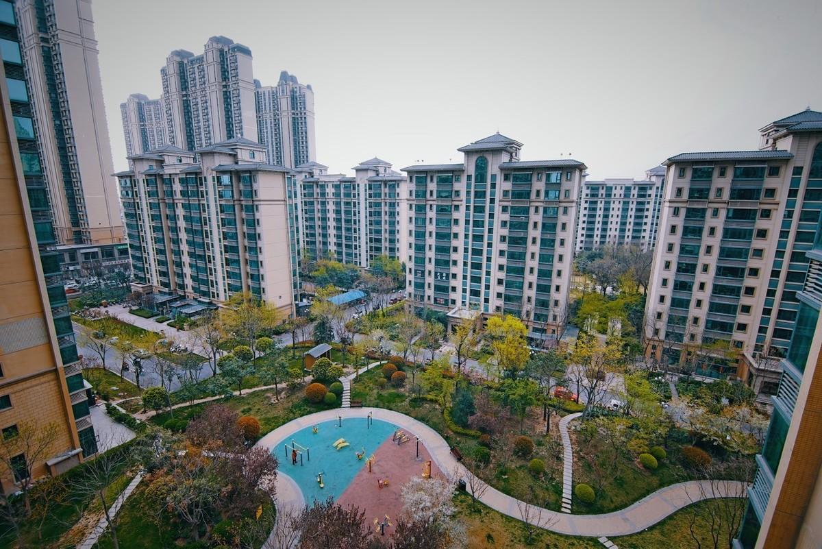 青岛房价最新动态，未来至2025年的趋势与一场自然与心灵的旅行探索